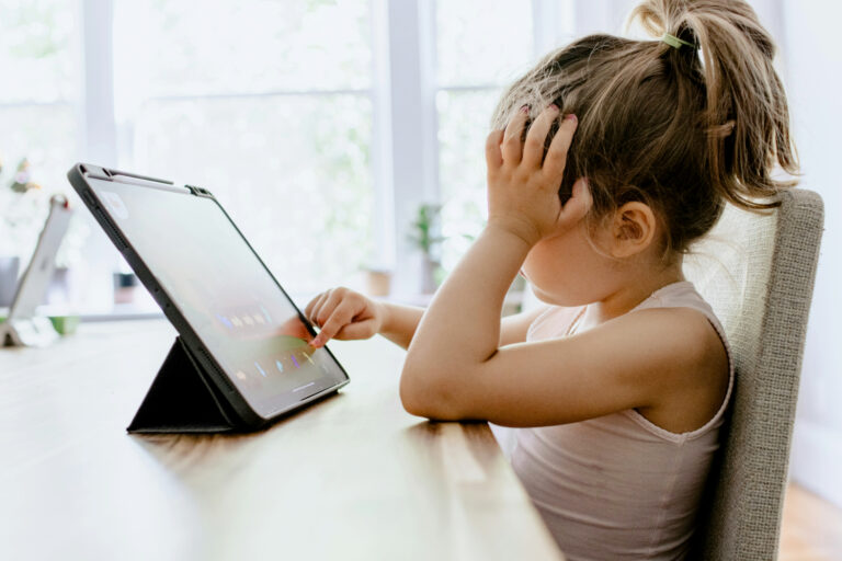 dziecko na laptopie, opsec4kids, bezpieczeństwo dzieci w internecie